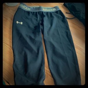 Black Under Armour girls capris